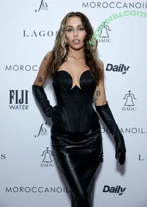 Miley Cyrus / MileyCyrus nude photo #6151