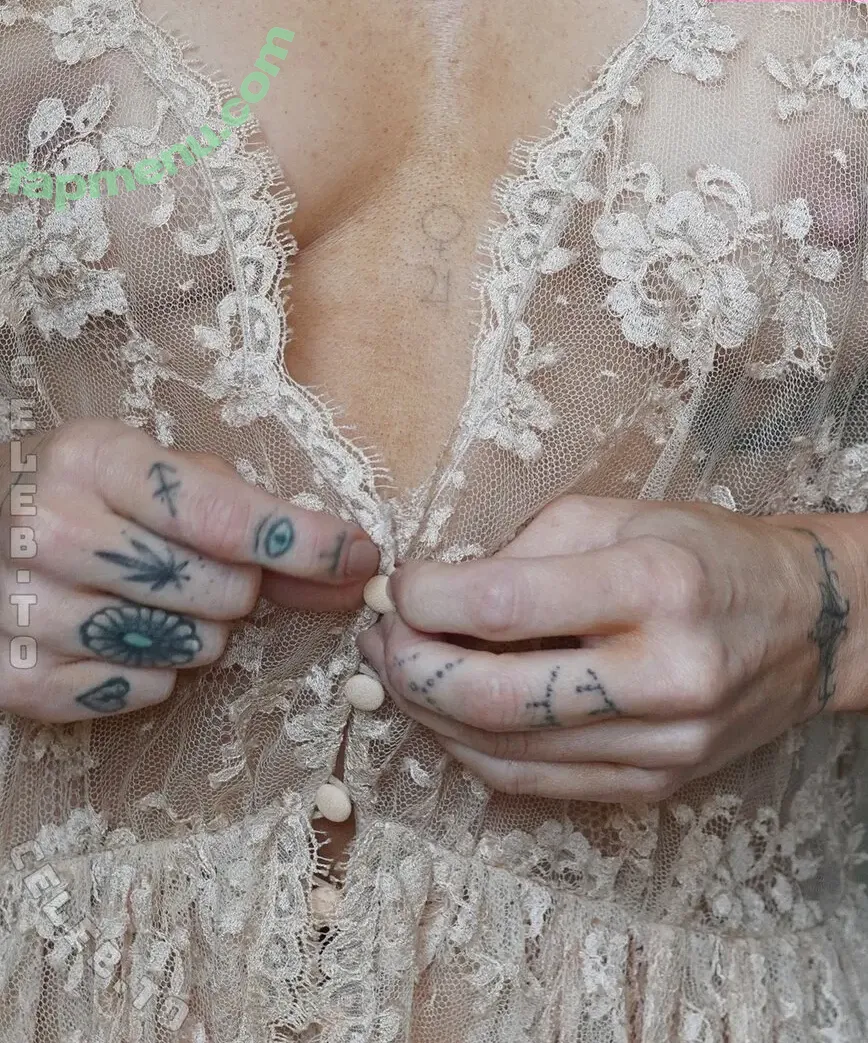 Miley Cyrus nude photo #6016 (MileyCyrus)