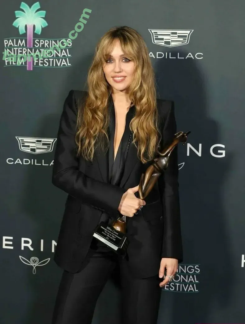 Miley Cyrus nude photo #6160 (MileyCyrus)