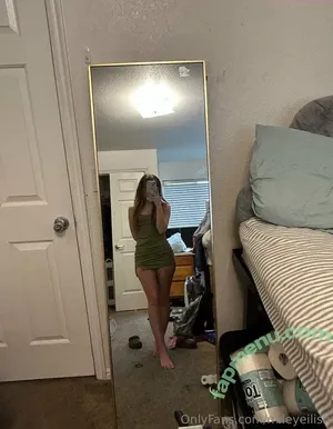 mileyeilish / billieeilish nude photo #0139