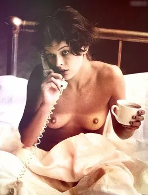 Milla Jovovich / MillaJovovich nude photo #0210