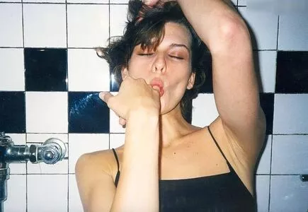 Milla Jovovich / MillaJovovich nude photo #0257