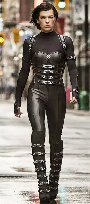 Milla Jovovich / MillaJovovich nude photo #0265