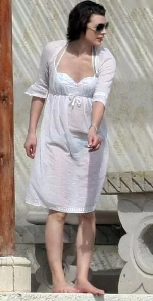 Milla Jovovich / MillaJovovich nude photo #0385