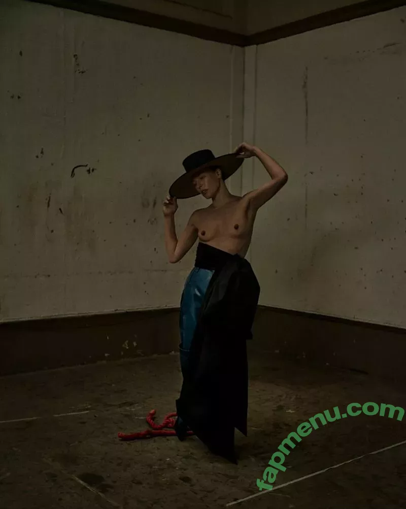 Milla Jovovich nude photo #0023 (MillaJovovich)