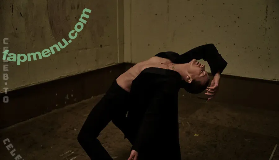 Milla Jovovich nude photo #0685 (MillaJovovich)