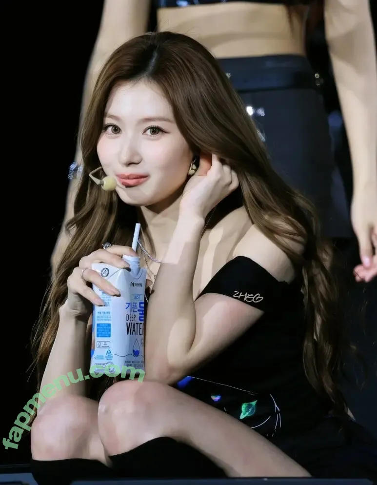 Minatozaki Sana nude photo #0082 (TWICE / m.by__sana)
