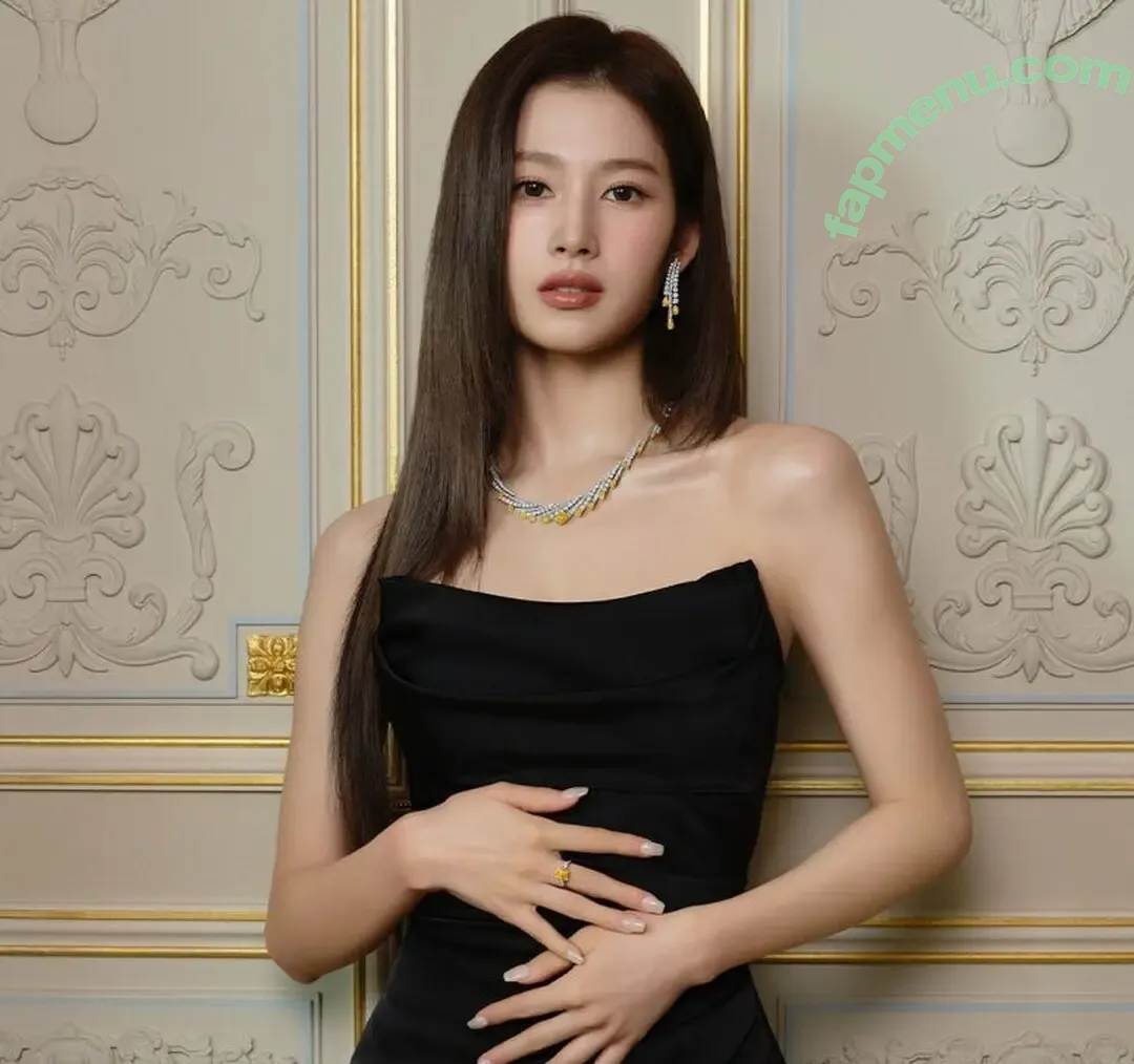 Minatozaki Sana nude photo #0141 (TWICE / m.by__sana)