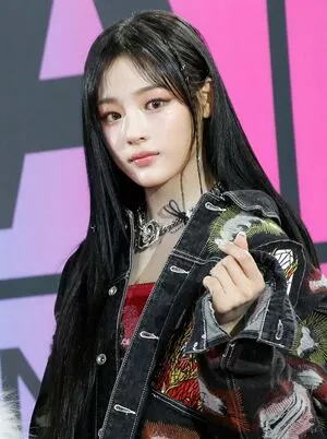 Minji / lovres_min__ / miniwithtattoos / newjeans_official nude photo #0128