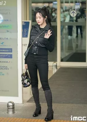 Minji / lovres_min__ / miniwithtattoos / newjeans_official nude photo #0159