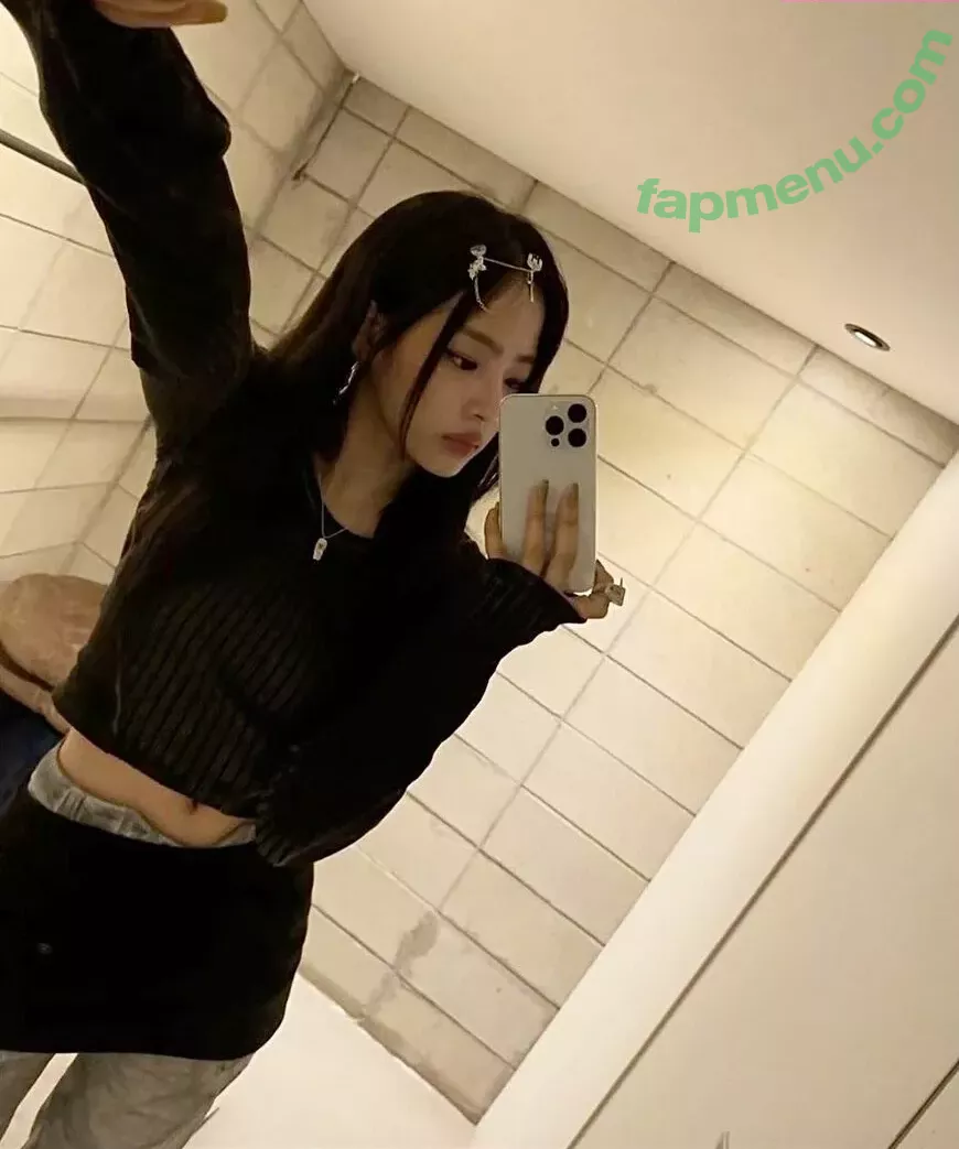 Minji nude photo #0088 (lovres_min__ / miniwithtattoos / newjeans_official)