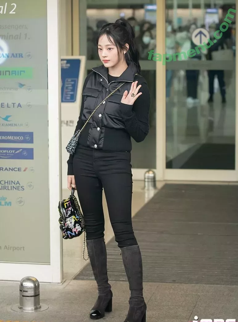 Minji nude photo #0159 (lovres_min__ / miniwithtattoos / newjeans_official)