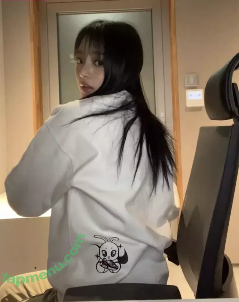 Minji nude photo #0218 (lovres_min__ / miniwithtattoos / newjeans_official)