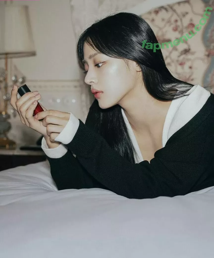 Minji nude photo #0510 (lovres_min__ / miniwithtattoos / newjeans_official)