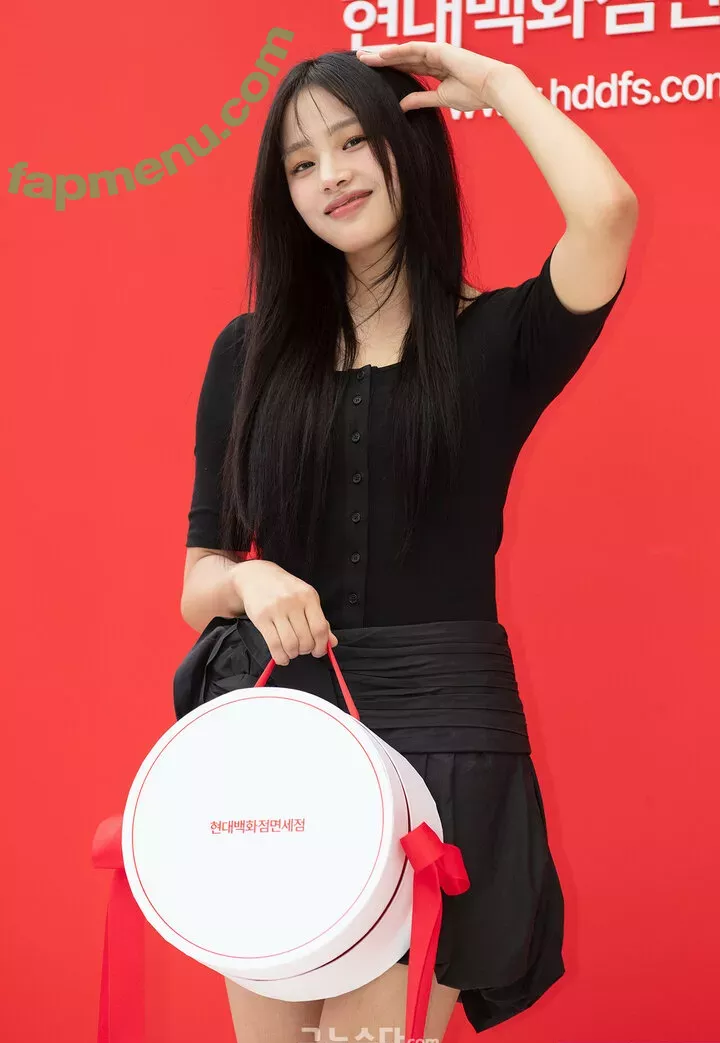 Minji nude photo #0691 (lovres_min__ / miniwithtattoos / newjeans_official)
