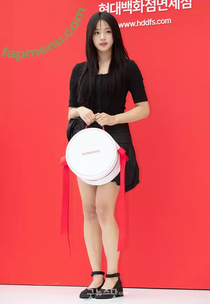 Minji nude photo #0692 (lovres_min__ / miniwithtattoos / newjeans_official)