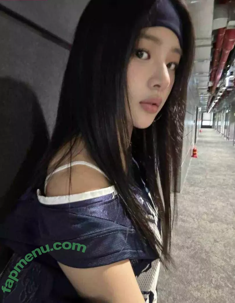 Minji nude photo #0717 (lovres_min__ / miniwithtattoos / newjeans_official)