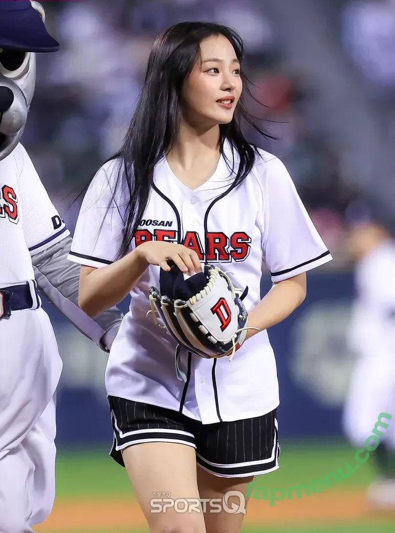 Minji nude photo #0850 (lovres_min__ / miniwithtattoos / newjeans_official)