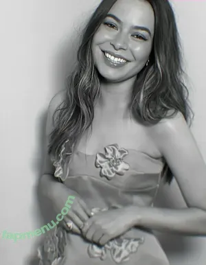 Miranda Cosgrove / MirandaCosgrove / onlyfanssz nude photo #0740