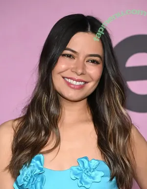 Miranda Cosgrove / MirandaCosgrove / onlyfanssz nude photo #0757