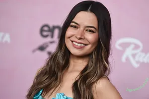 Miranda Cosgrove / MirandaCosgrove / onlyfanssz nude photo #0768