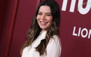 Miranda Cosgrove / MirandaCosgrove / onlyfanssz nude photo #0822