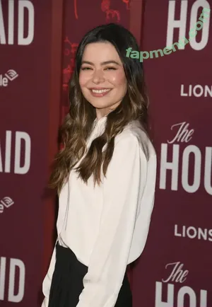 Miranda Cosgrove / MirandaCosgrove / onlyfanssz nude photo #0825