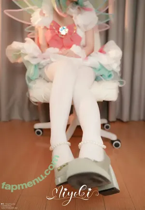Misaki Suzuki / Miyoki / m1yok1h1me / 软趴在床单上 / 铃木美笑 nude photo #0125