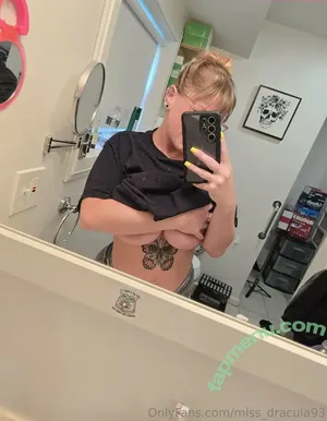 miss_dracula93 / prettyinsaneefem nude photo #0026