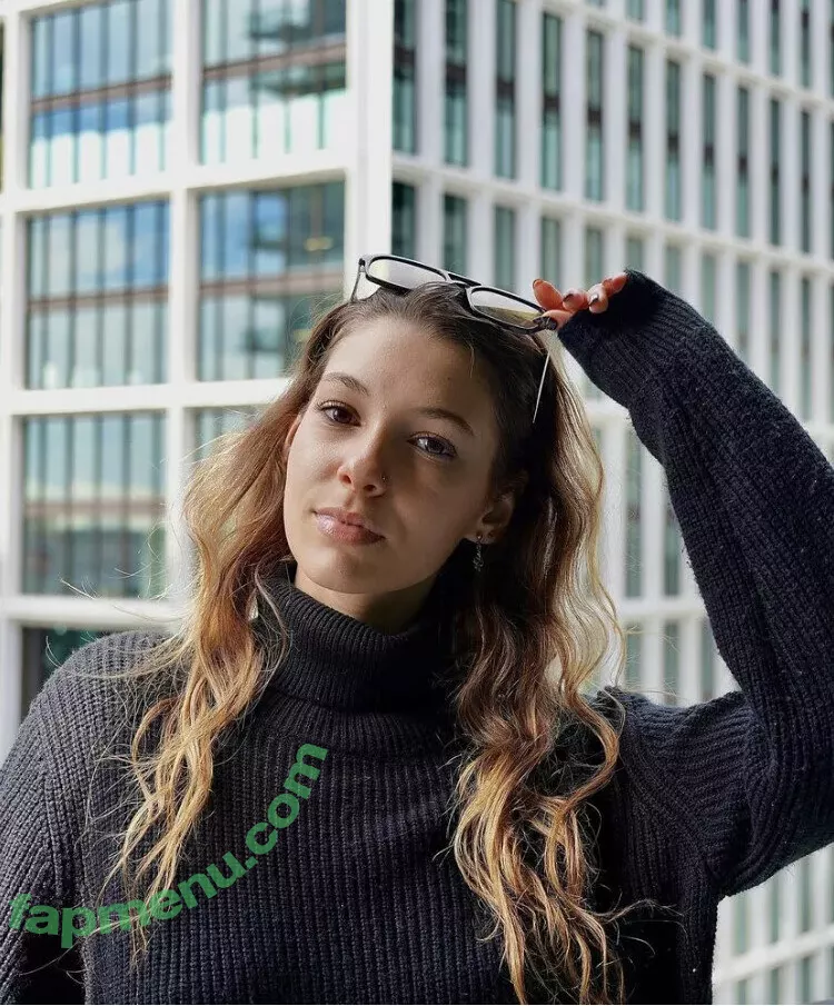 Miss.x.bee nude photo #0141 (miss.xbee / misssxbee)