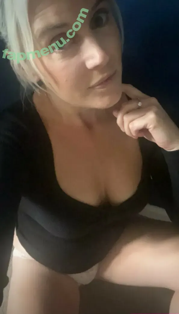 Missnylons07 nude photo #0010 (Danielledfc07)