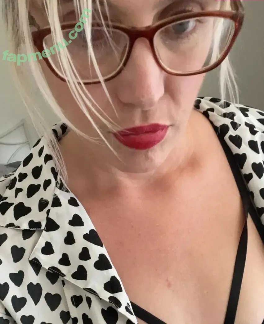 Missnylons07 nude photo #0021 (Danielledfc07)