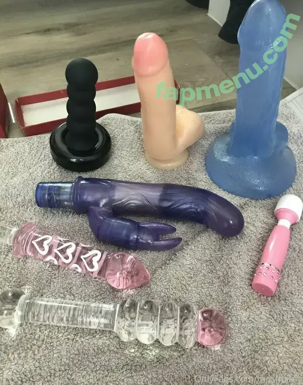 Miya nude photo #0018 (meet_miya / moshpitmi)