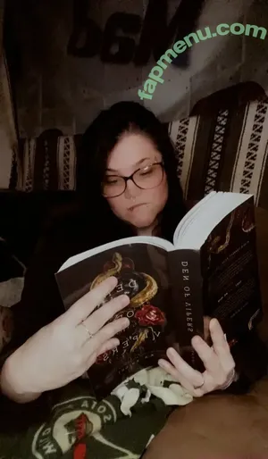 mnhockeymomma972 / mnhockeymomreads nude photo #0019