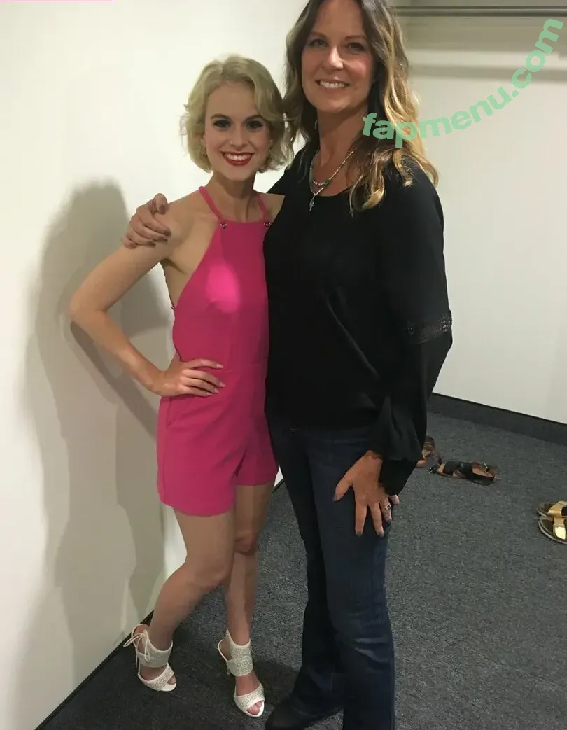 Mo Collins nude photo #0017 (that_mo_collins)