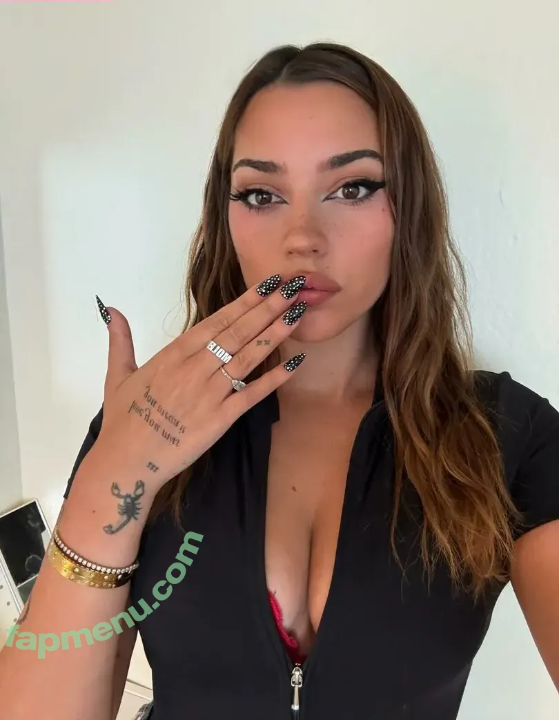 mole nude photo #0002 (lilmole / lilmolee)
