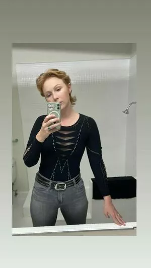 Molly Quinn / lassmolly / mollycaitlynquinn nude photo #0016