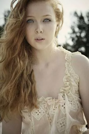 Molly Quinn / lassmolly / mollycaitlynquinn nude photo #0017