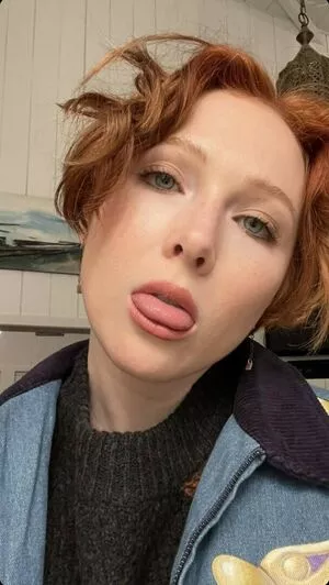 Molly Quinn / lassmolly / mollycaitlynquinn nude photo #0019