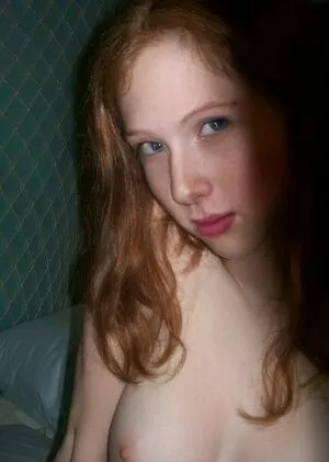 Molly Quinn / lassmolly / mollycaitlynquinn nude photo #0042