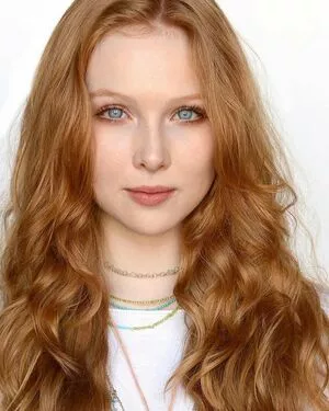 Molly Quinn / lassmolly / mollycaitlynquinn nude photo #0065