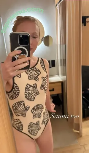 Molly Quinn / mollycaitlynquinn nude photo #0208