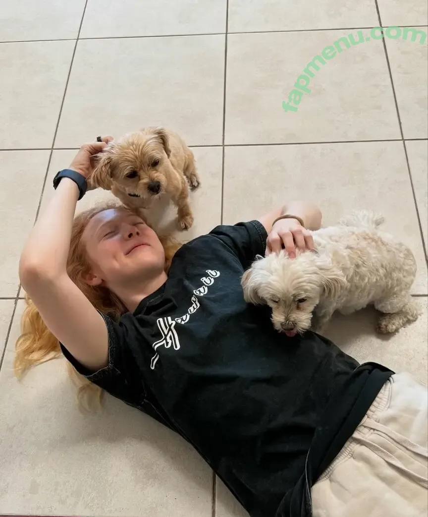 Molly Quinn nude photo #0180 (lassmolly / mollycaitlynquinn)