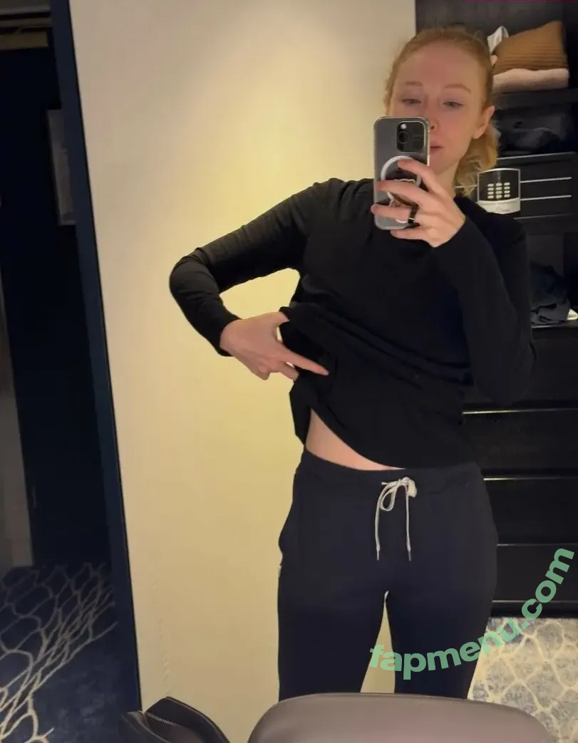 Molly Quinn nude photo #0212 (lassmolly / mollycaitlynquinn)