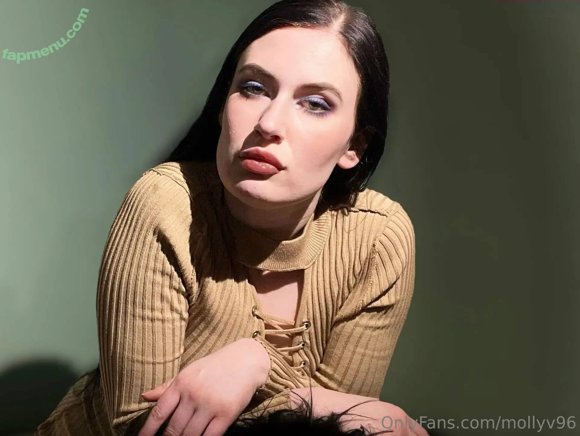 mollyv96 nude photo #0021 (mememewut)