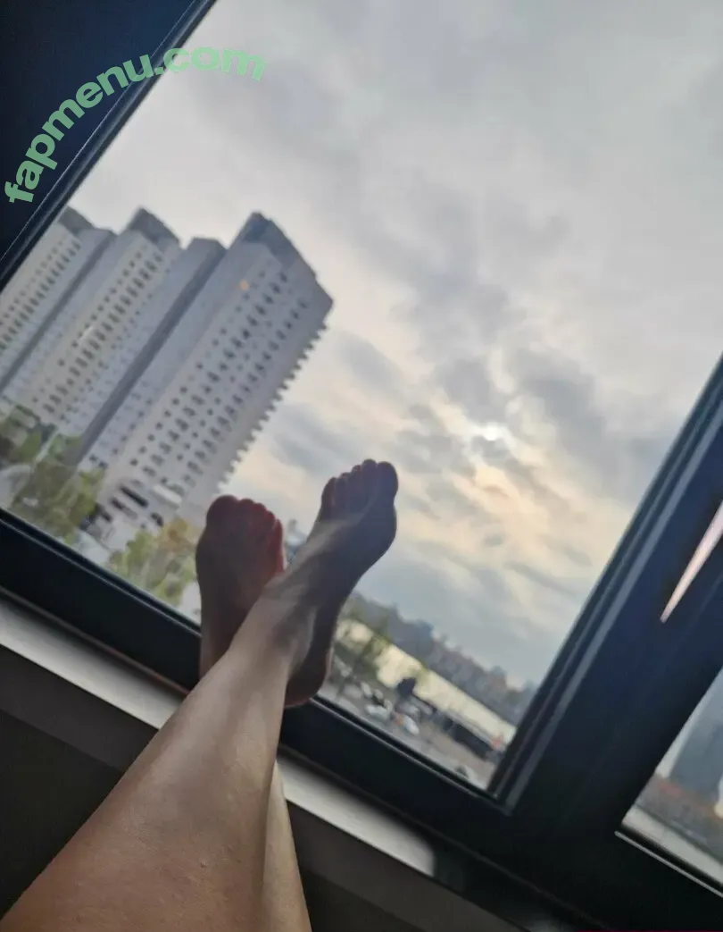 momsandfeet nude photo #0015 (momsandfeet)