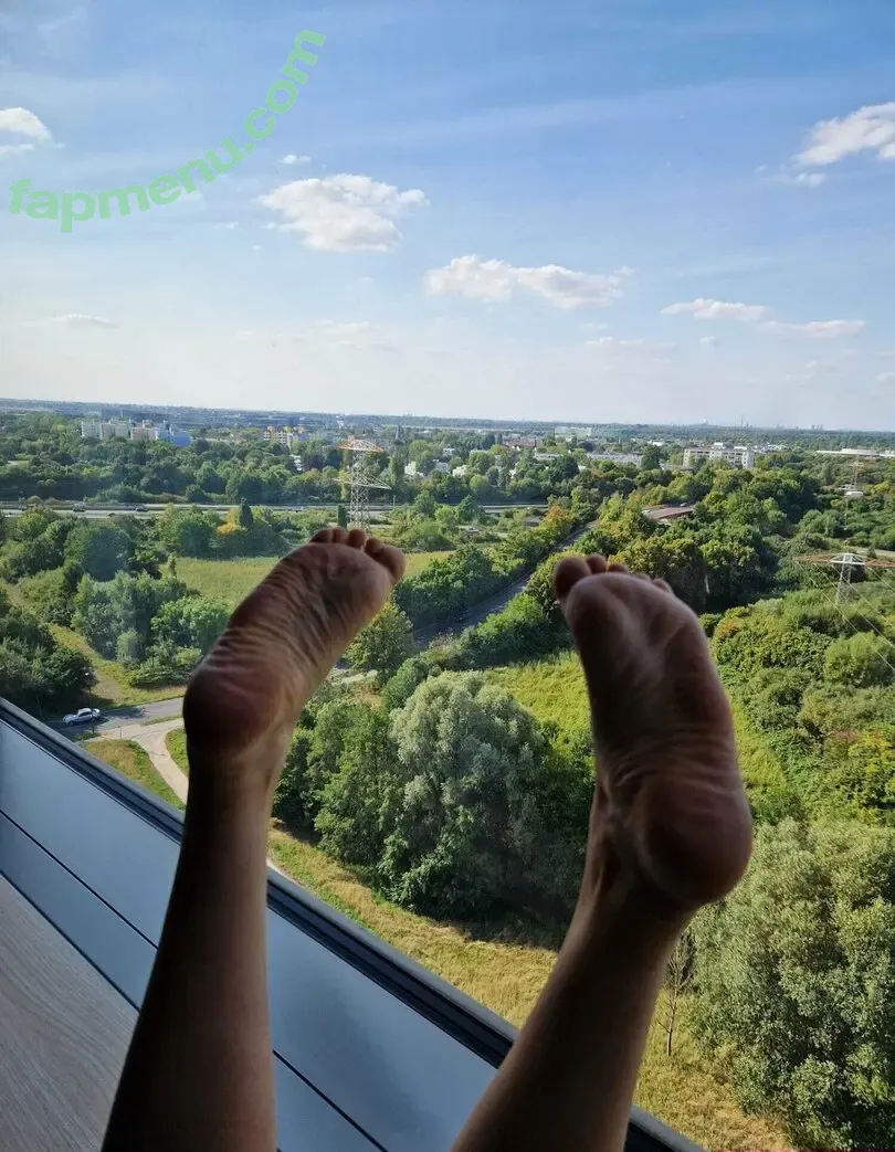 momsandfeet nude photo #0044 (momsandfeet)