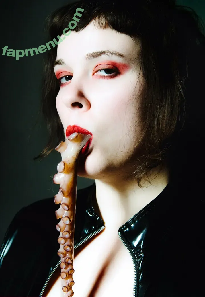 monasuccube nude photo #0087 (monasuccube_)