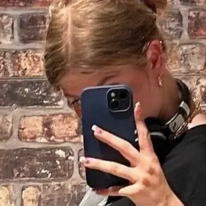 Monawithoutlisa nude photo #0012