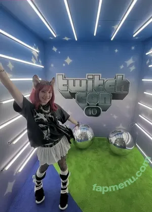 moronic_mouse / api2 nude photo #0038